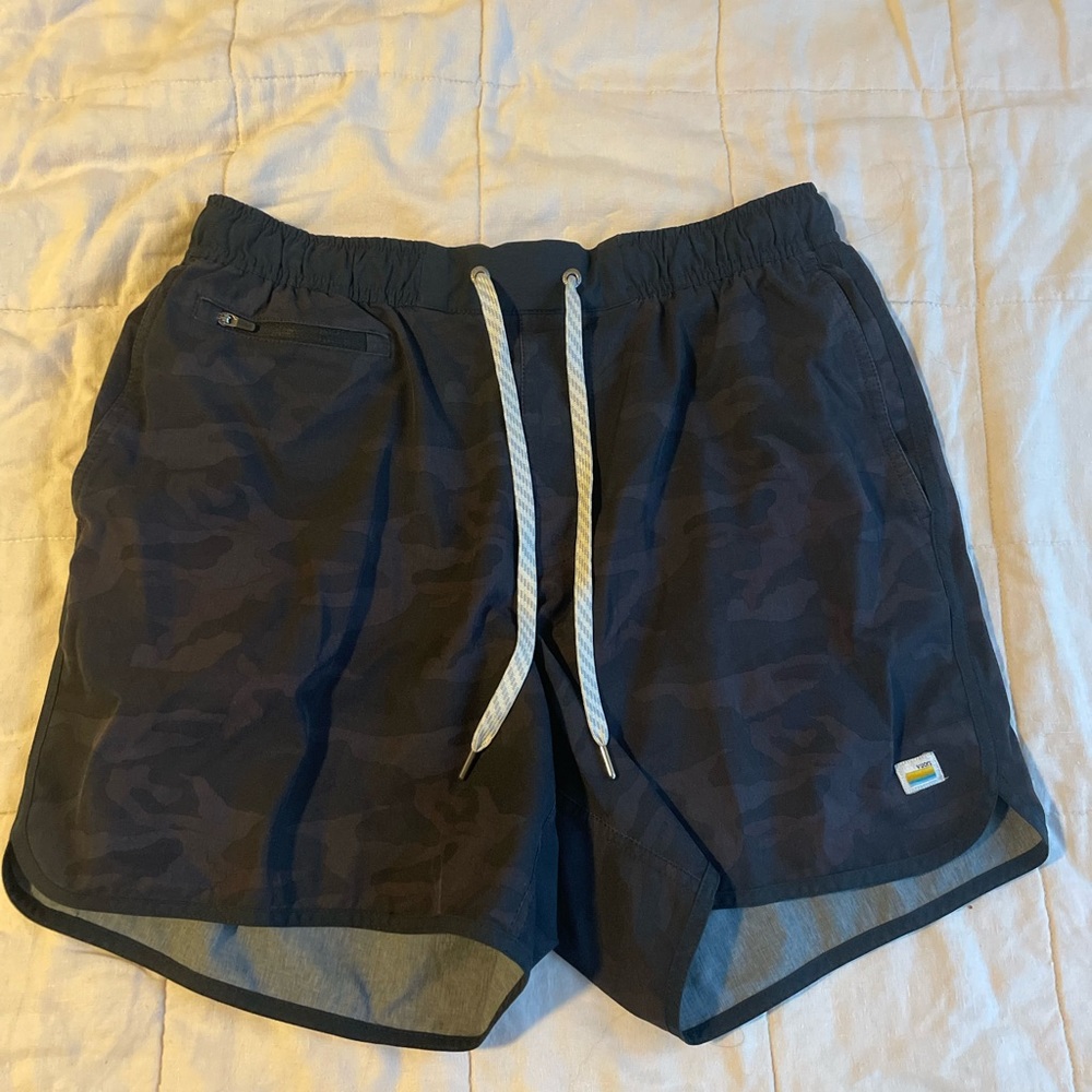 Men’s Vuori Camo Banks Shorts 5”
